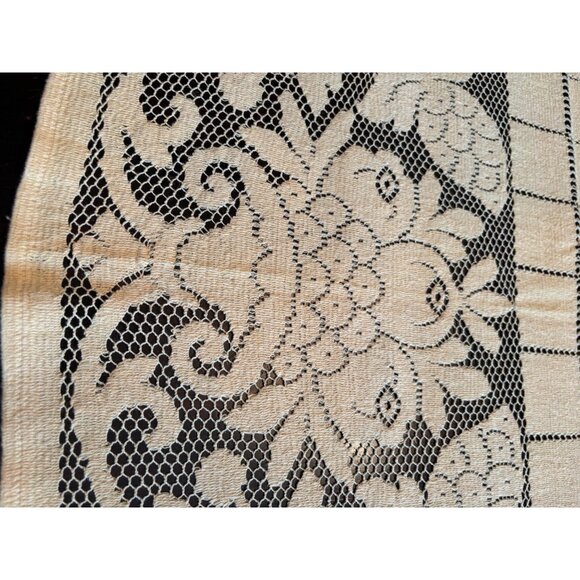 Vintage Ecru / tan lace 70x58 Tablecloth MCM Rectangle - Picture 6 of 10